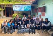 Peduli Keselamatan Warga, KKN UIN SAIZU Pasang Reflektor Jalan