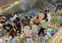 Jumat Bersih, Siswa SMAN 1 Sigaluh Bersihkan Sampah Plastik