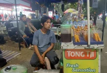 Tak Hanya Meriah, Pawai Kentongan HUT RI ke-81 Buka Peluang Rezeki Pedagang.