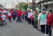 Semarak HUT RI ke-81, Jalan Sehat Warga RW 07 Karang Pucung Penuh Keceriaan