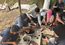 Batok Kelapa Diolah Jadi Briket, KKN UIN Saizu Berdayakan PKK