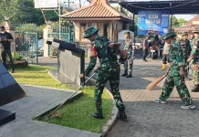 TNI Gotong Royong Bersihkan Gereja Katedral Purwokerto dan Gelar Cek Kesehatan