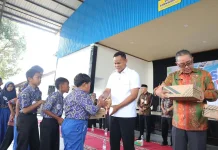 Bupati Fahmi Salurkan 125 Pasang Sepatu untuk Siswa