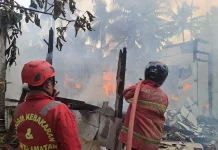 Diduga Korsleting Listrik, Rumah Warga di Gandrungmangu Terbakar