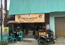 Cita Rasa Empal Kupat Pak Warno: Kikil Kenyal Lezat dan Busana Adat Jawa
