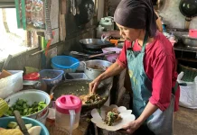 Kelezatan Lotek Bu Yanto, Bumbu yang Buket Legendaris di Tepi Sawah