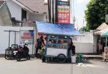 Pedagang Lansia Masih Kesulitan Gunakan QRIS
