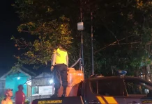 Respon Cepat Polsek Karanganyar Kirim Air Bersih Malam Hari ke Puskesmas