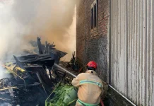 Dapur Rumah Warga Sikampuh Kroya Terbakar akibat Bakar Daun Kering