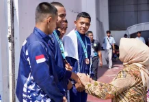 Hadir Langsung di Stadion Jatidiri, Bupati Kebumen Kalungkan Medali untuk Atlet