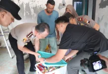 Kapolresta Banyumas Serahkan Bantuan Perbaikan Rumah warga Karanglewas