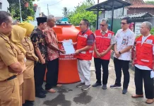 PMI Cilacap Serahkan Tandon Air 2.000 Liter untuk Warga Gumilir