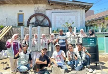 Mahasiswa KKN UMP dan Pemuda Kwadungan Olah Sampah Plastik Jadi Bahan Bakar