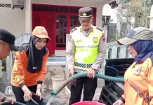 Bantu Warga yang Alami Krisis Air, Polsek Purwareja Klampok Lakukan Droping Air