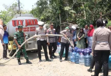 Satlantas Polres Tegal Salurkan Air Bersih untuk Warga