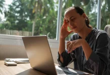 Sering Menatap Layar? Waspadai Computer Vision Syndrome