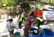 11.000 Liter Air Bersih Dikirim Polsek Mrebet ke Desa Pengalusan