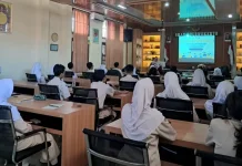 Penguatan Literasi Menulis Akademik Berbahasa Inggris di SMAN 2 Purwokerto