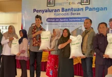 Bantuan Beras Disalurkan untuk 490 Keluarga di Kemranjen Banyumas