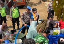 Bidpropam Polda Jateng bersama Polres Purbalingga Salurkan Bantuan Air