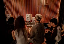 Weird Genius Mulai Akhiri Fase Hiatus lewat Single "Escape" Gaet Emily Sie