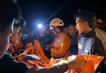 Truk Angkut Baja Ringan Terguling, Satu Korban Meninggal