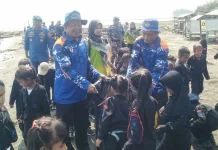 Bersihkan Pantai Larangan, Polairud Polres Tegal Ajak Warga Jaga Lingkungan