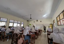 Para Siswa di SMAN 1 Sigaluh Belajar AI Bersama Polisi