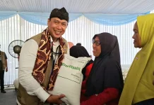 Dirut Bulog Salurkan Bantuan Pangan Beras untuk Warga Cilacap