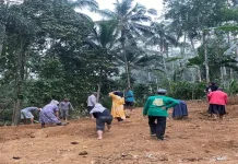 Potret Kebersamaan Warga Gununglurah saat Meratakan Tanah Wakaf