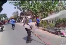 Polsek Slawi bersama Damkar Padamkan Kebakaran Lahan di Trayeman