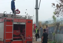 Polsek Lebaksiu Bersama Damkar Padamkan Kebakaran Lahan di Desa Kajen