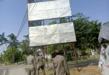 Papan Reklame Rusak di Kejawar Dikeluhkan Warga, Satpol PP Langsung Bertindak