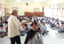 Murid SMAN 1 Sigaluh Belajar Jadi Barber Profesional