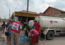 Sumber Air Menyusut, PMI Kabupaten Tegal Salurkan Bantuan Air ke Desa Kendayakan
