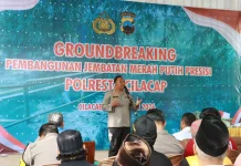 Bantu Akses Warga Polresta Cilacap Bangun Jembatan