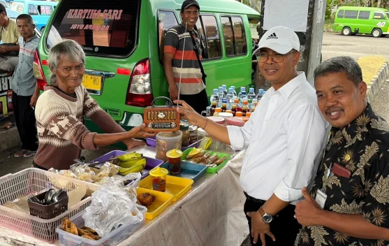 KPI Bagi-bagi Ratusan Radio ke Abang Becak dan Sopir Angkot