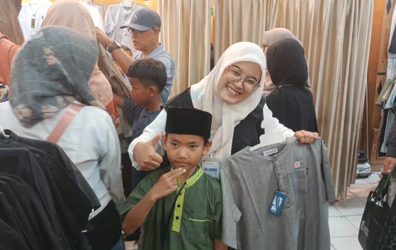 Dompet Dhuafa Volunteer Dampingi Anak Yatim Belanja