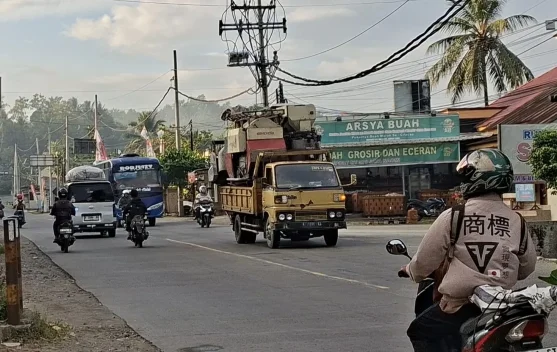 Kendaraan Pemudik Mulai Melintas di Pertigaan Jeruklegi, Arus Masih Landai