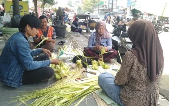 Penjual Kulit Ketupat di Slawi Kebanjiran Pembeli jelang Idulfitri