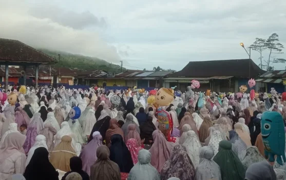 Ribuan Warga Kalibening Banjarnegara Lebaran Hari Ini