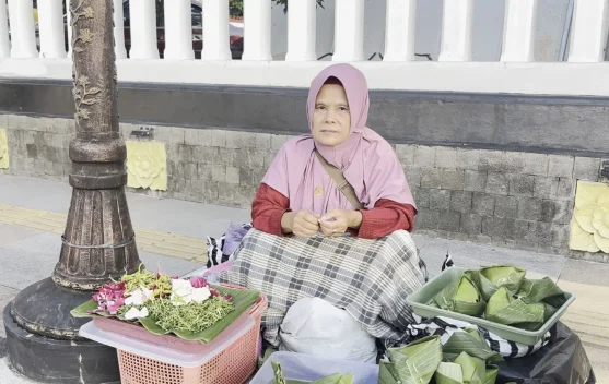 Pedagang Bunga Manfaatkan Momen Salat Id di Alun-alun Purwokerto