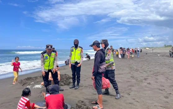 Polres Kebumen Patroli Pantai Setrojenar, Imbau Wisatawan Waspadai Ombak