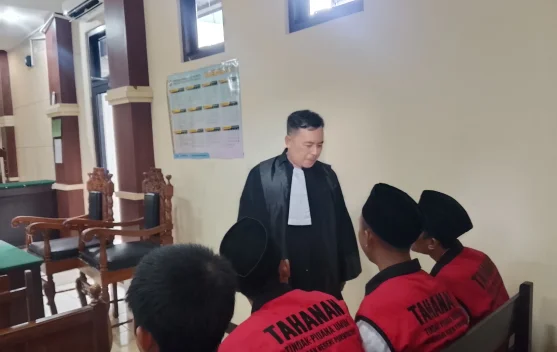 Isak Tangis Warnai Tuntutan 1 Tahun Penjara Kasus Tambang Ilegal Pancurendang