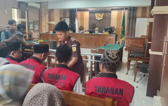 Bebas! Tiga Buruh Tambang Ajibarang Sujud Syukur usai Sidang Putusan."