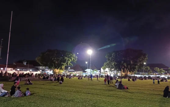 Pembukaan Area Rumput Alun-Alun Untungkan Pelaku UMKM