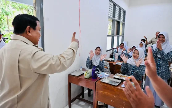 Prabowo Tinjau SMAN 1 Cilacap, Pastikan Revitalisasi dan MBG Berjalan Baik