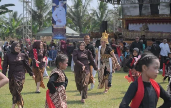 Nguri-uri Tradisi, Warga Desa Masaran Gelar Ruwat Bumi dan Kirab 15 Gunungan