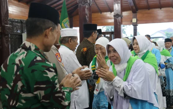 Ribuan Masyarakat Banjarnegara Sambut Kepulangan Jemaah Haji Kloter 69