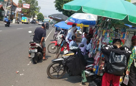 Libur usai Pedagang Kuliner di Sekitar Sekolah Kembali Nikmati Ramainya Pembeli